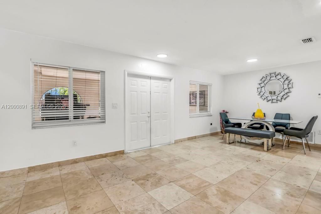 Activo con contrato: $625,000 (4 camas, 3 baños, 1924 Pies cuadrados)