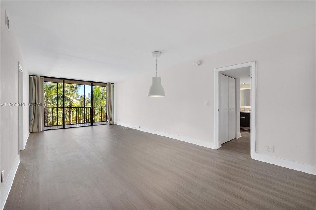 Active With Contract: $265,000 (2 beds, 2 baths, 1157 Square Feet)