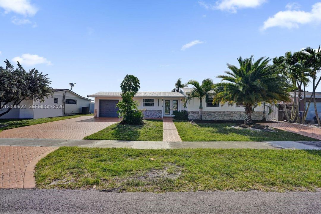 Vendido Recientemente: $1,050,000 (3 camas, 2 baños, 2616 Pies cuadrados)