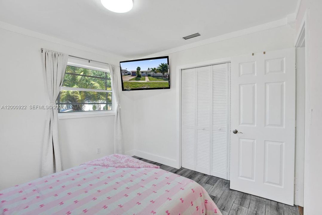 Vendido Recientemente: $1,050,000 (3 camas, 2 baños, 2616 Pies cuadrados)