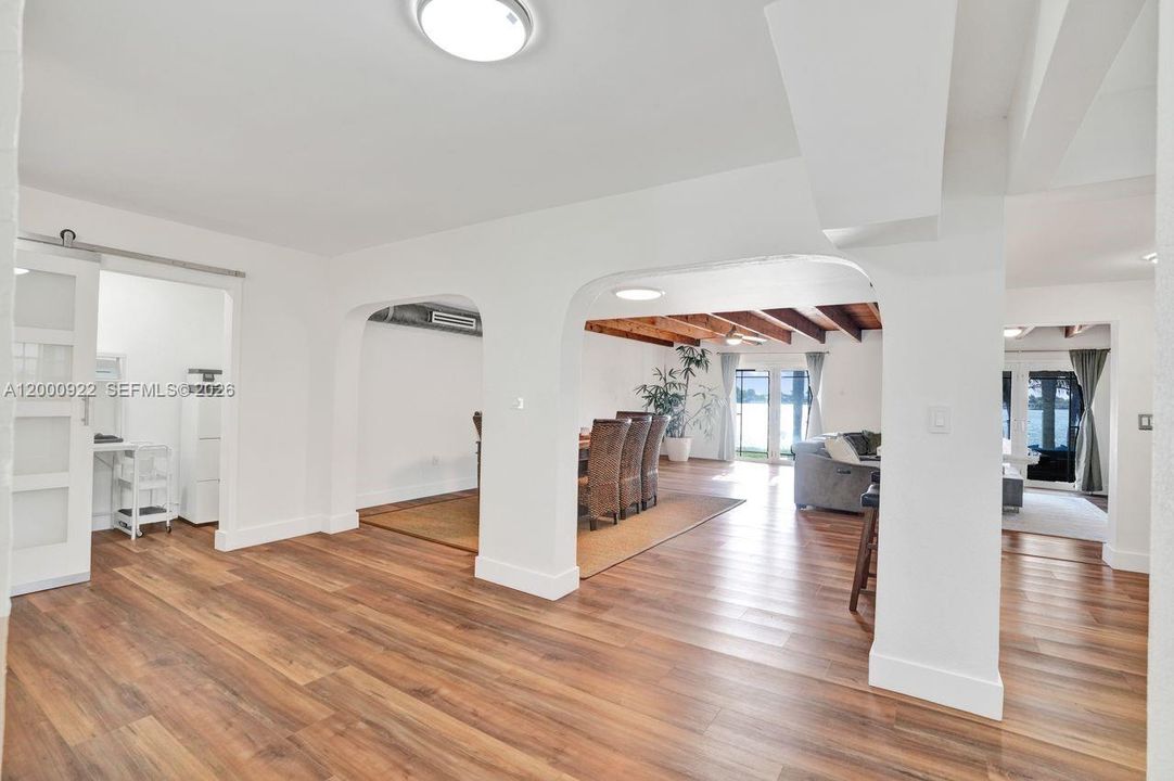 Vendido Recientemente: $1,050,000 (3 camas, 2 baños, 2616 Pies cuadrados)