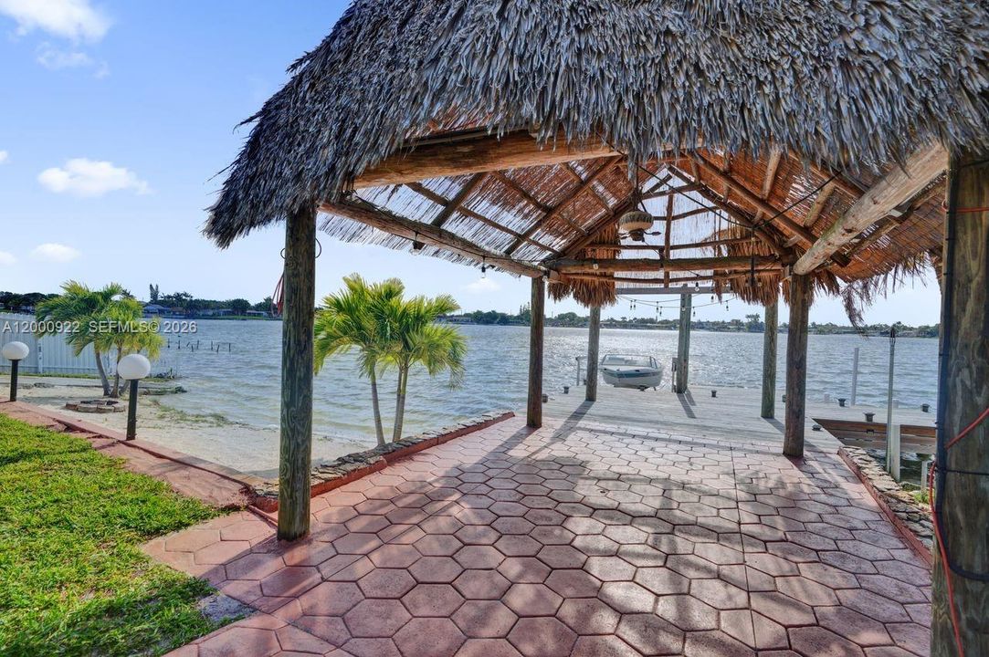 Vendido Recientemente: $1,050,000 (3 camas, 2 baños, 2616 Pies cuadrados)