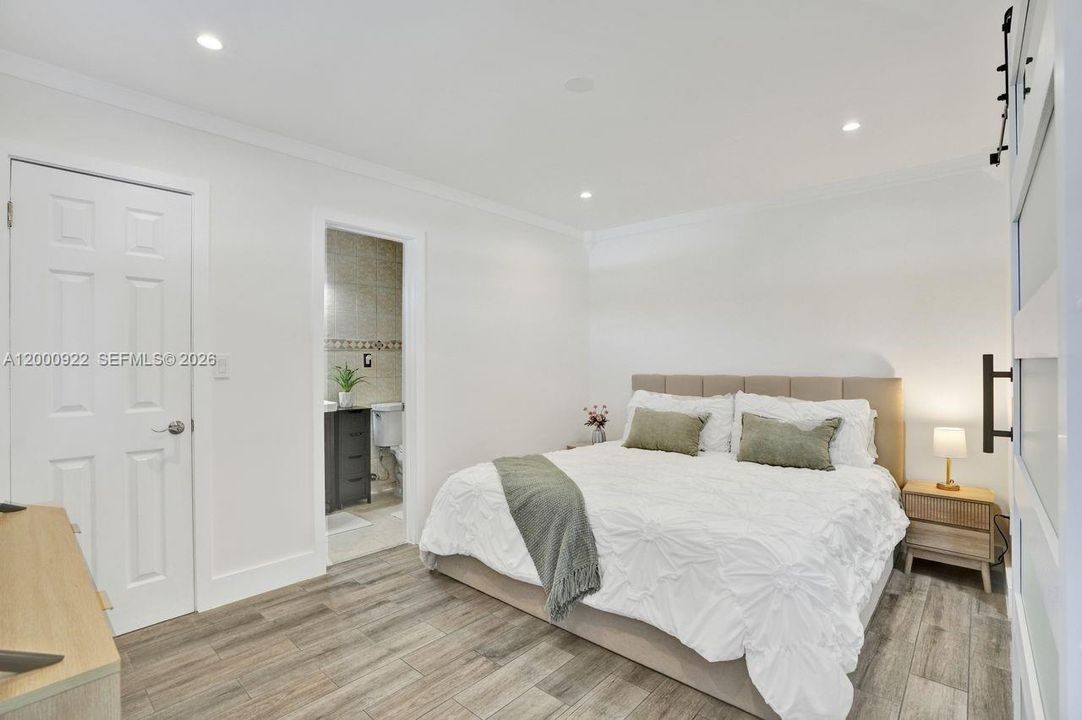 Vendido Recientemente: $1,050,000 (3 camas, 2 baños, 2616 Pies cuadrados)