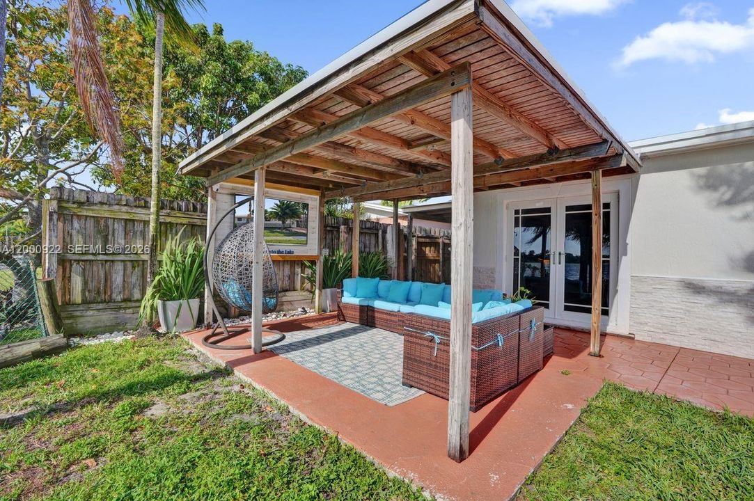 Vendido Recientemente: $1,050,000 (3 camas, 2 baños, 2616 Pies cuadrados)