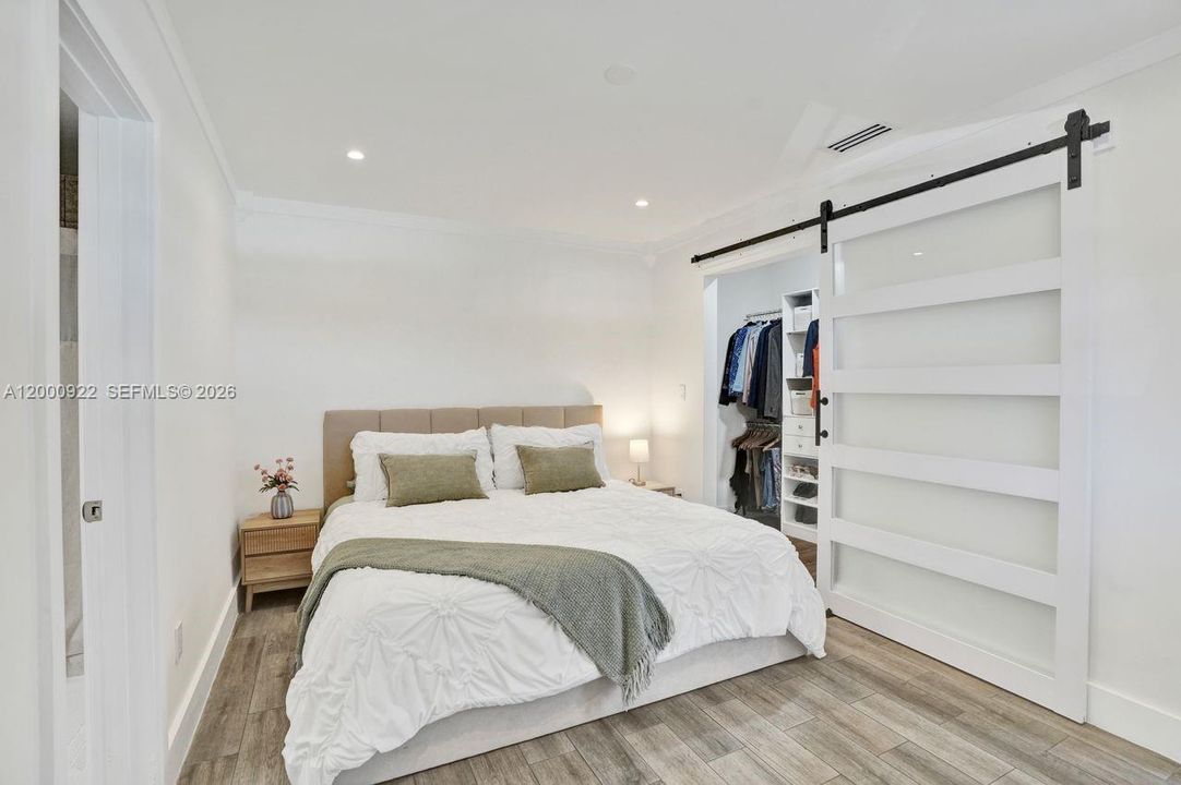 Vendido Recientemente: $1,050,000 (3 camas, 2 baños, 2616 Pies cuadrados)