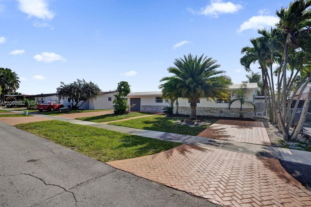 Vendido Recientemente: $1,050,000 (3 camas, 2 baños, 2616 Pies cuadrados)