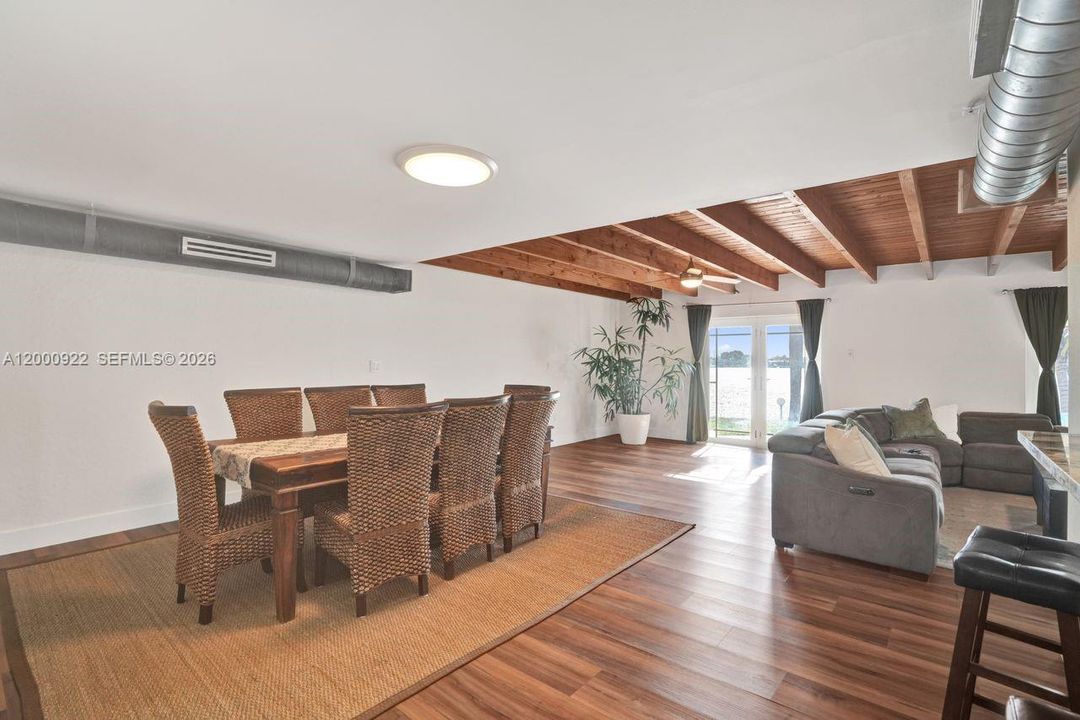 Vendido Recientemente: $1,050,000 (3 camas, 2 baños, 2616 Pies cuadrados)