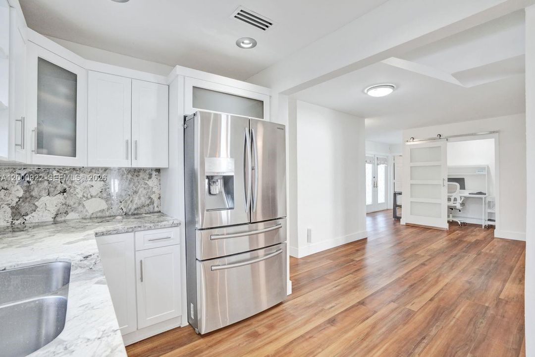 Vendido Recientemente: $1,050,000 (3 camas, 2 baños, 2616 Pies cuadrados)