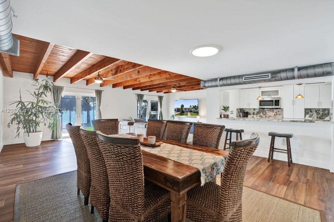 Vendido Recientemente: $1,050,000 (3 camas, 2 baños, 2616 Pies cuadrados)