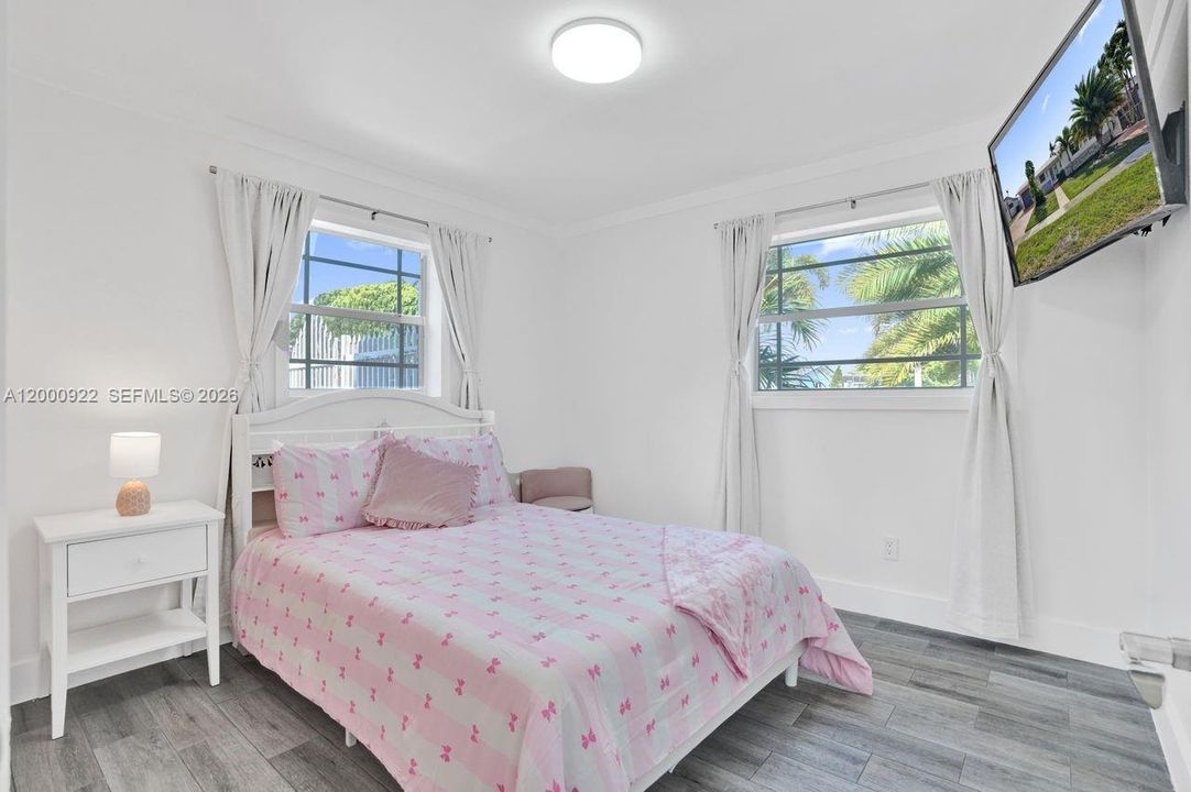 Vendido Recientemente: $1,050,000 (3 camas, 2 baños, 2616 Pies cuadrados)