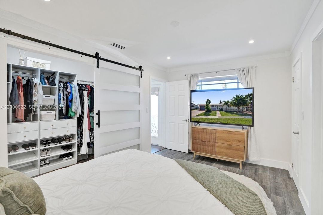 Vendido Recientemente: $1,050,000 (3 camas, 2 baños, 2616 Pies cuadrados)