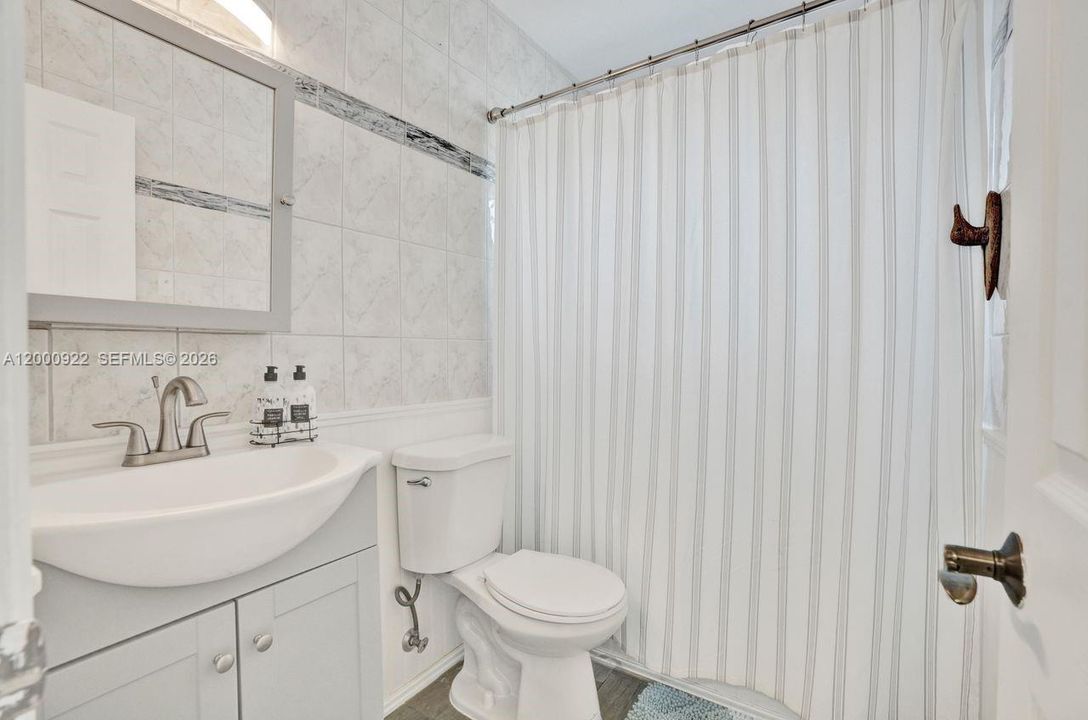 Vendido Recientemente: $1,050,000 (3 camas, 2 baños, 2616 Pies cuadrados)
