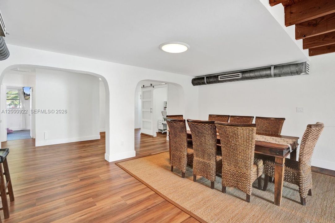 Vendido Recientemente: $1,050,000 (3 camas, 2 baños, 2616 Pies cuadrados)