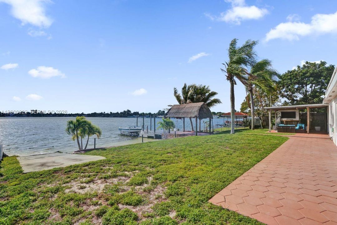 Vendido Recientemente: $1,050,000 (3 camas, 2 baños, 2616 Pies cuadrados)
