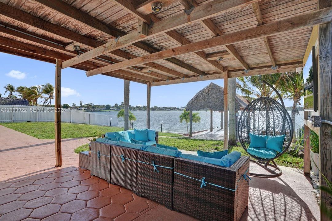 Vendido Recientemente: $1,050,000 (3 camas, 2 baños, 2616 Pies cuadrados)
