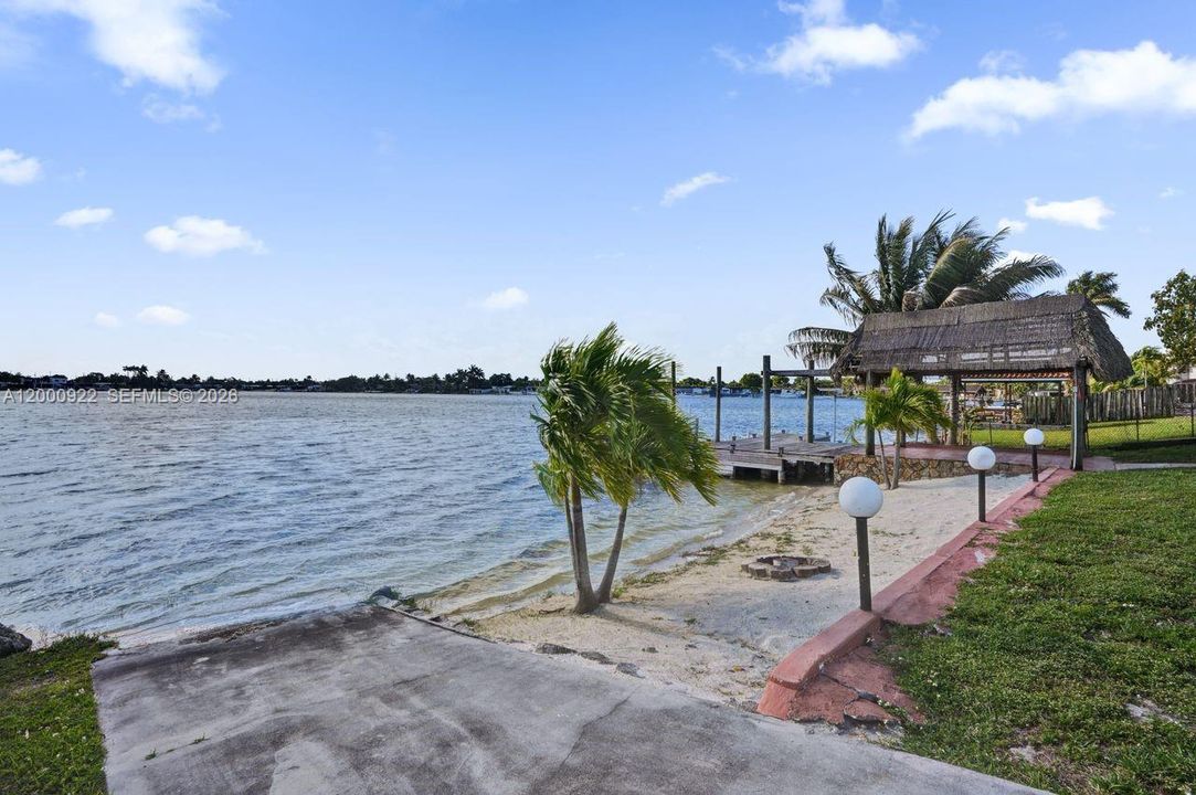 Vendido Recientemente: $1,050,000 (3 camas, 2 baños, 2616 Pies cuadrados)