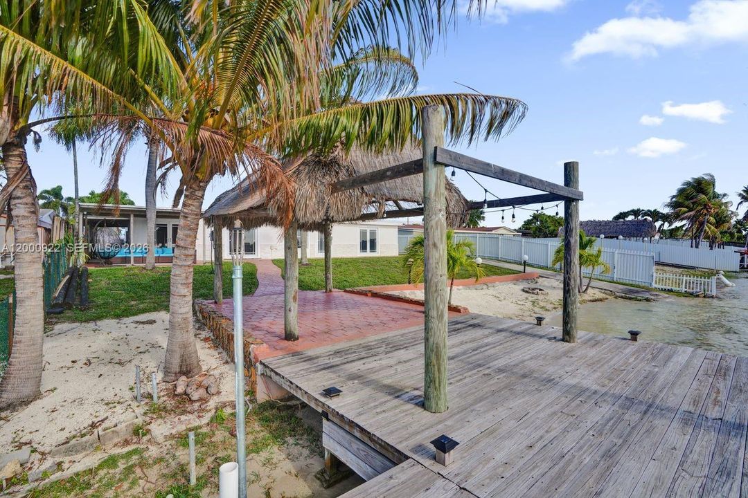 Vendido Recientemente: $1,050,000 (3 camas, 2 baños, 2616 Pies cuadrados)