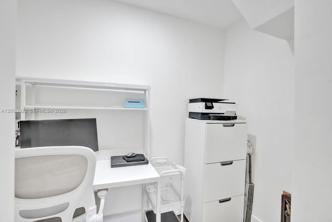 Vendido Recientemente: $1,050,000 (3 camas, 2 baños, 2616 Pies cuadrados)