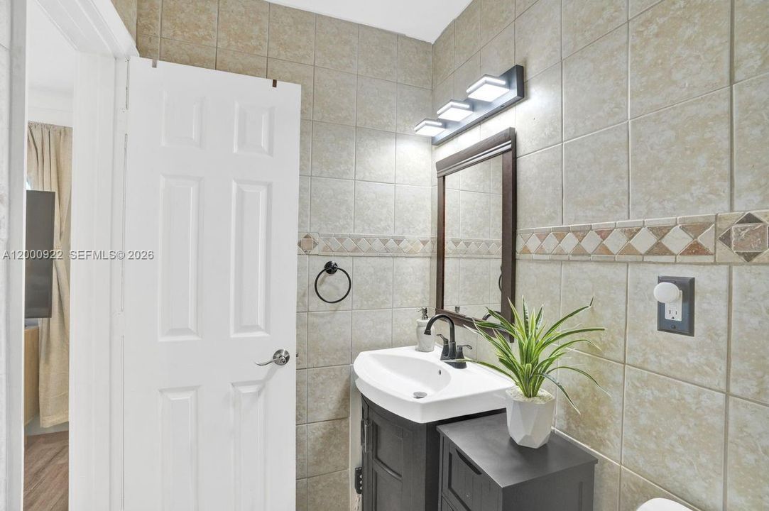 Vendido Recientemente: $1,050,000 (3 camas, 2 baños, 2616 Pies cuadrados)