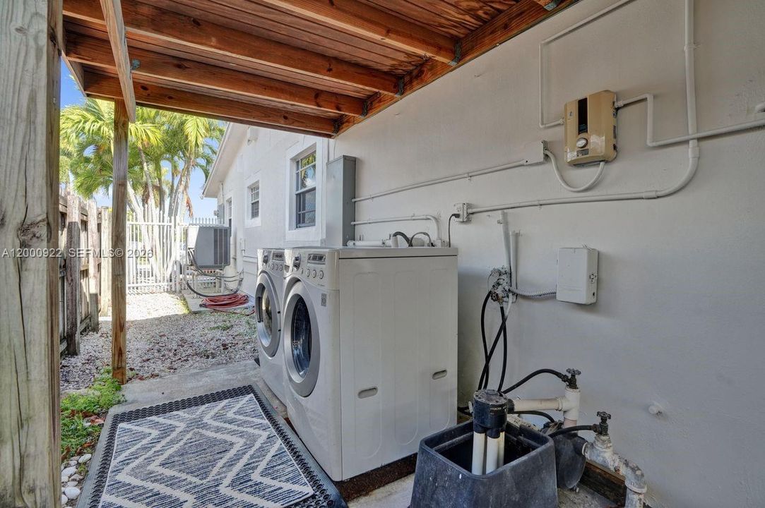 Vendido Recientemente: $1,050,000 (3 camas, 2 baños, 2616 Pies cuadrados)
