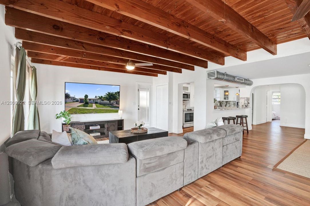 Vendido Recientemente: $1,050,000 (3 camas, 2 baños, 2616 Pies cuadrados)