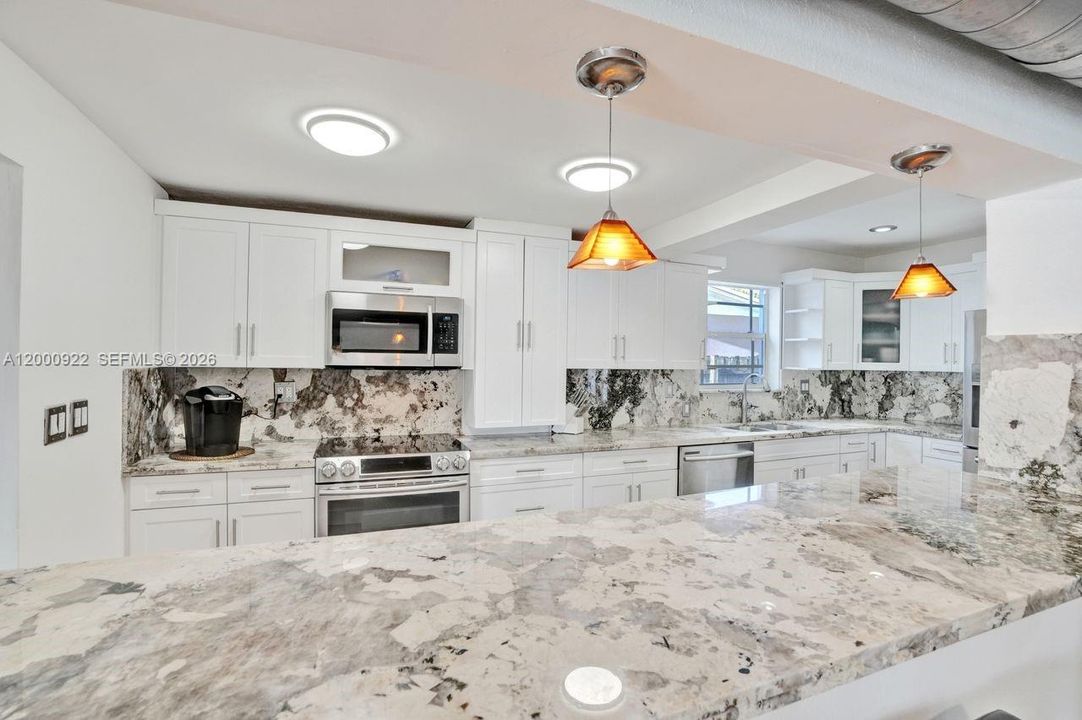 Vendido Recientemente: $1,050,000 (3 camas, 2 baños, 2616 Pies cuadrados)