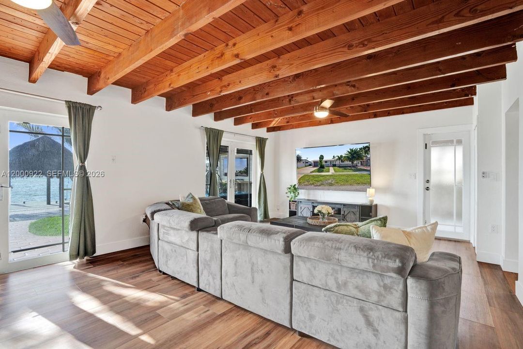 Vendido Recientemente: $1,050,000 (3 camas, 2 baños, 2616 Pies cuadrados)