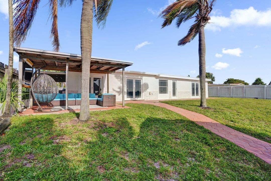 Vendido Recientemente: $1,050,000 (3 camas, 2 baños, 2616 Pies cuadrados)