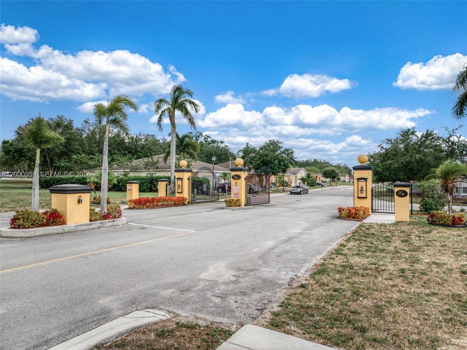 Active With Contract: $1,595 (3 beds, 2 baths, 1205 Square Feet)