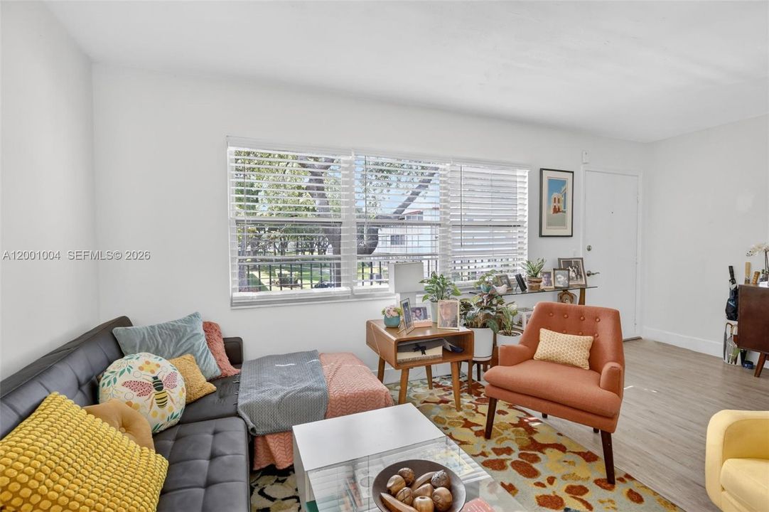 For Sale: $139,000 (1 beds, 1 baths, 811 Square Feet)