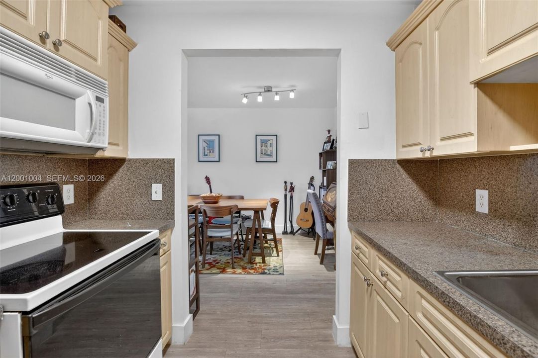 For Sale: $139,000 (1 beds, 1 baths, 811 Square Feet)