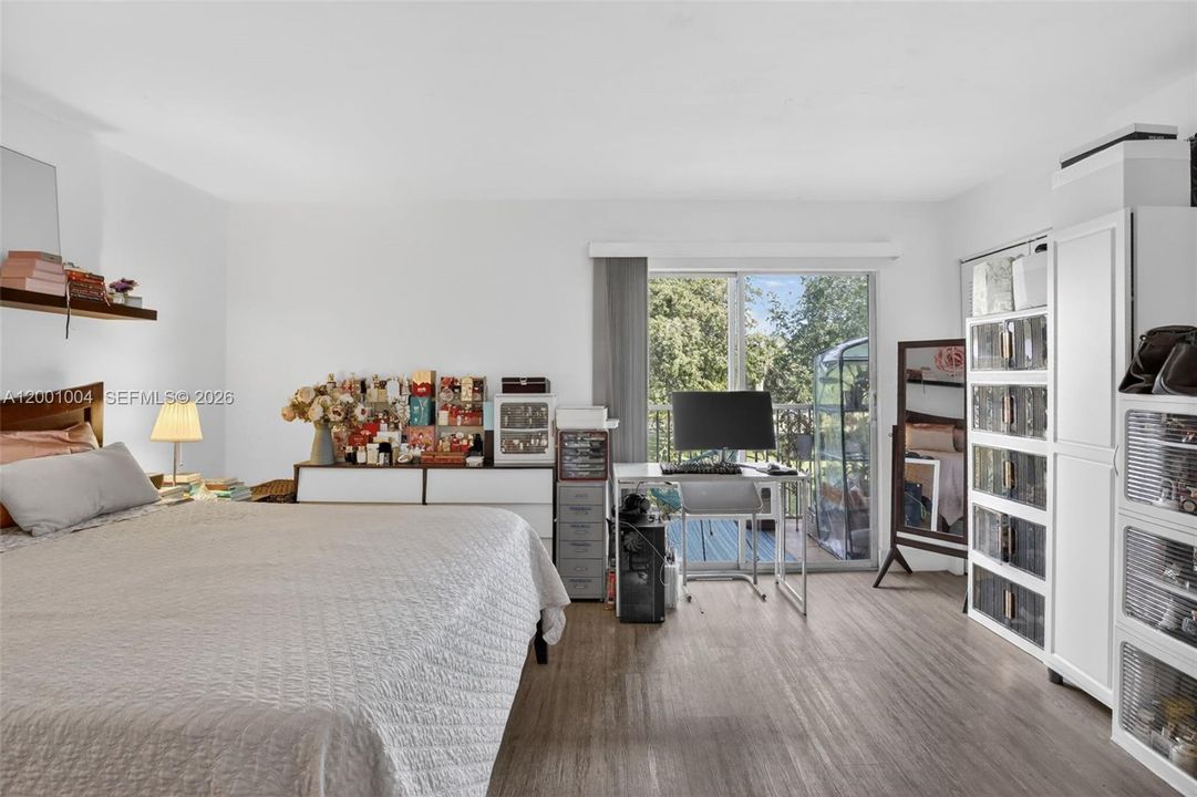 For Sale: $139,000 (1 beds, 1 baths, 811 Square Feet)