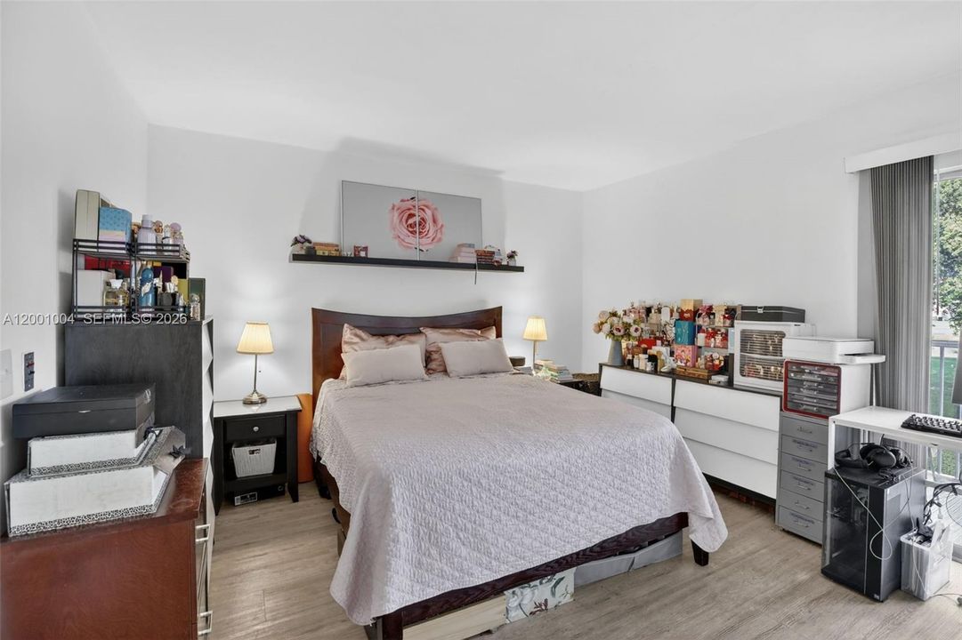 For Sale: $139,000 (1 beds, 1 baths, 811 Square Feet)