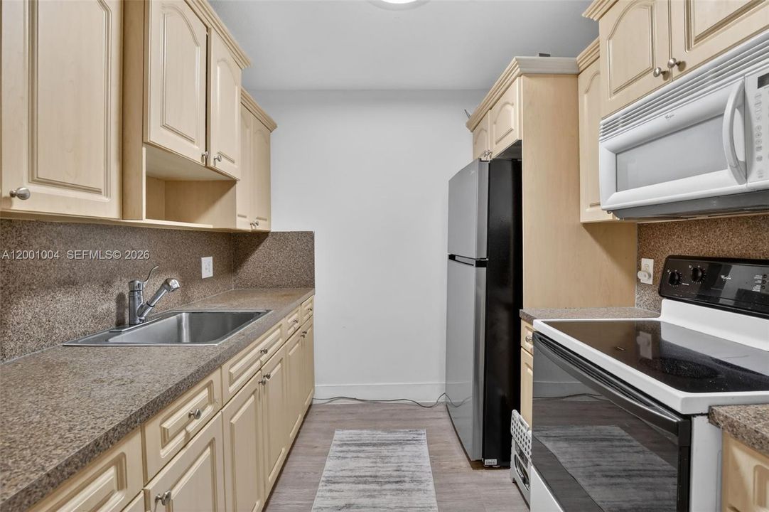 For Sale: $139,000 (1 beds, 1 baths, 811 Square Feet)
