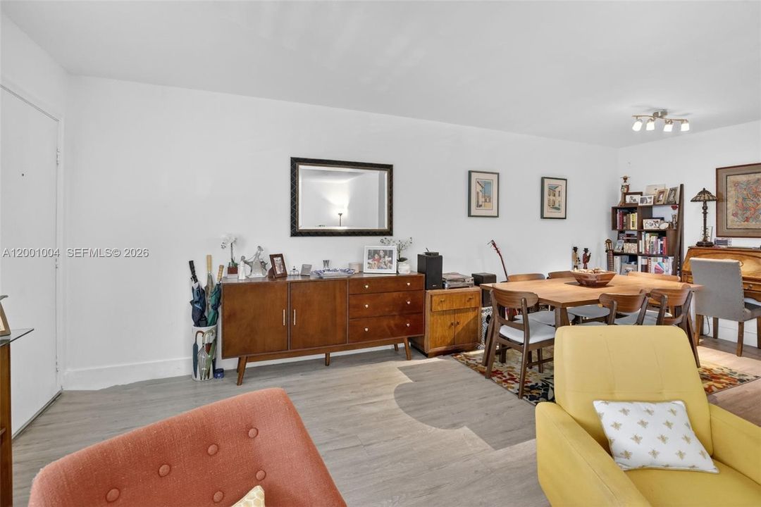 For Sale: $139,000 (1 beds, 1 baths, 811 Square Feet)