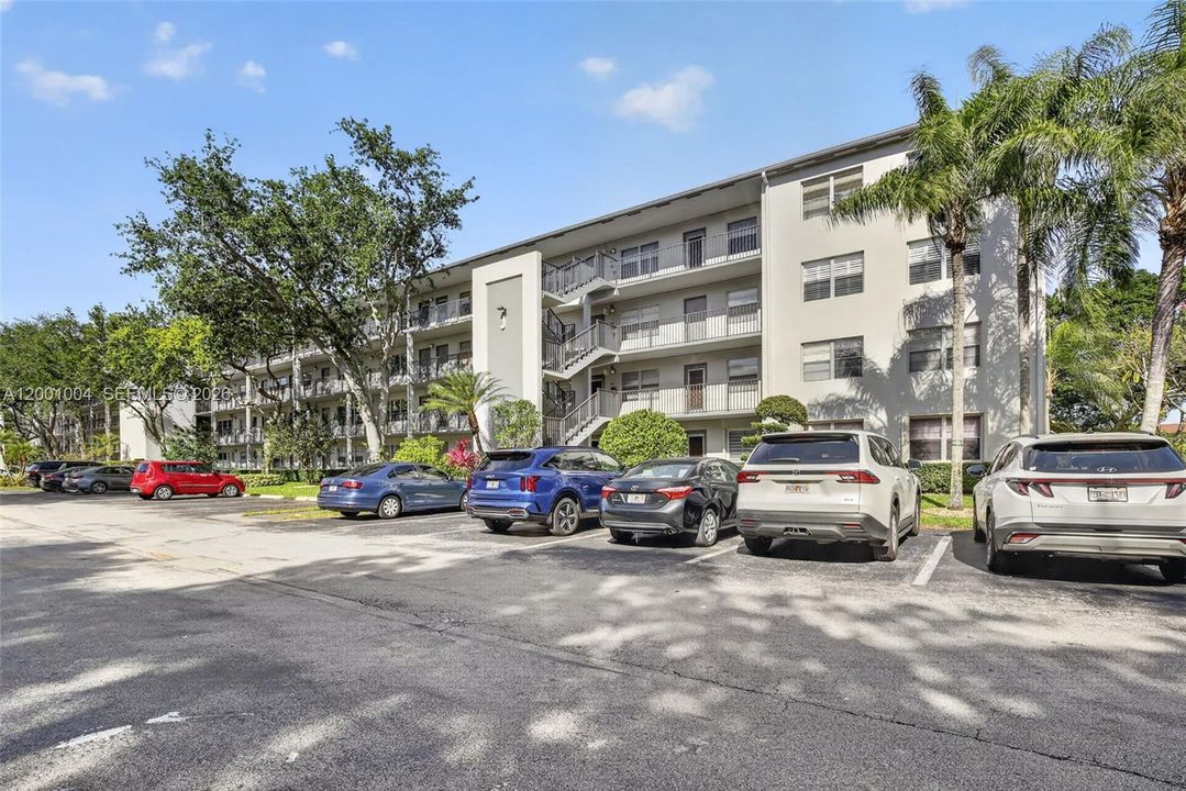 For Sale: $139,000 (1 beds, 1 baths, 811 Square Feet)