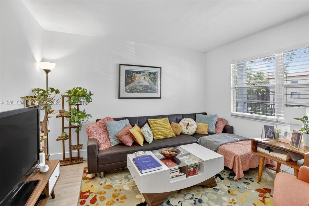 For Sale: $139,000 (1 beds, 1 baths, 811 Square Feet)