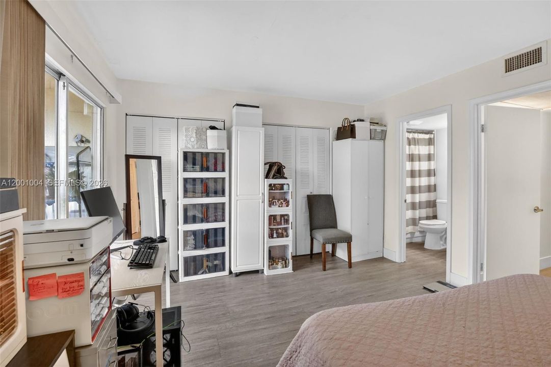 For Sale: $139,000 (1 beds, 1 baths, 811 Square Feet)