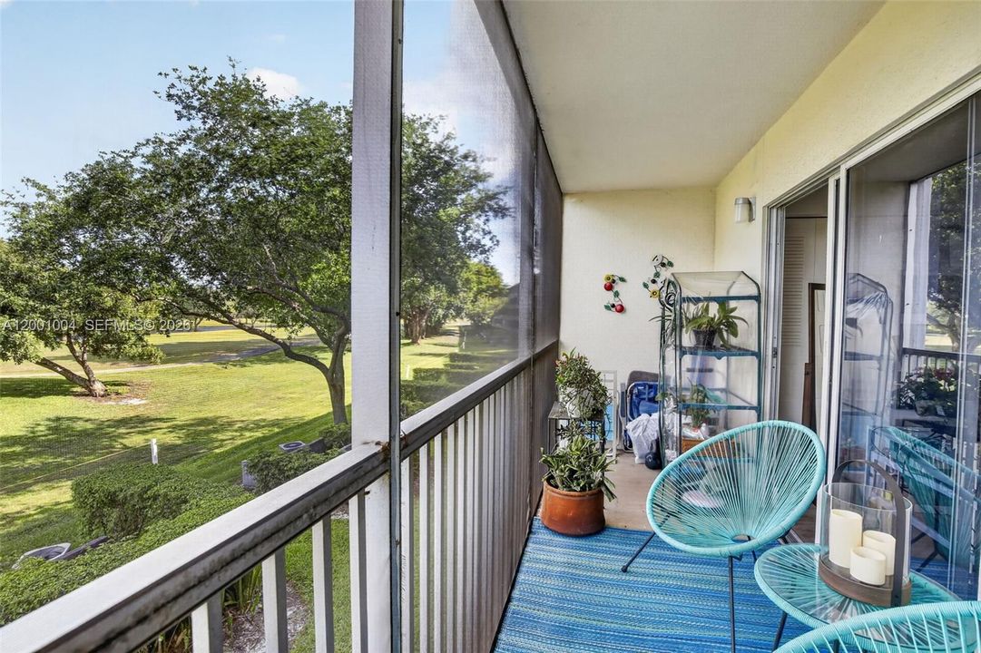 For Sale: $139,000 (1 beds, 1 baths, 811 Square Feet)
