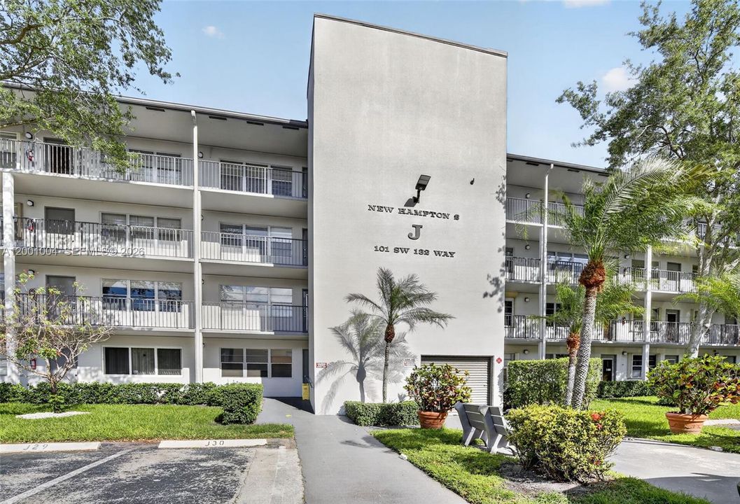 For Sale: $139,000 (1 beds, 1 baths, 811 Square Feet)