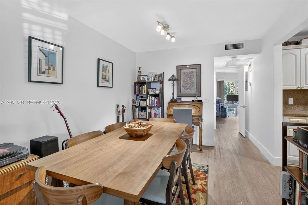 For Sale: $139,000 (1 beds, 1 baths, 811 Square Feet)