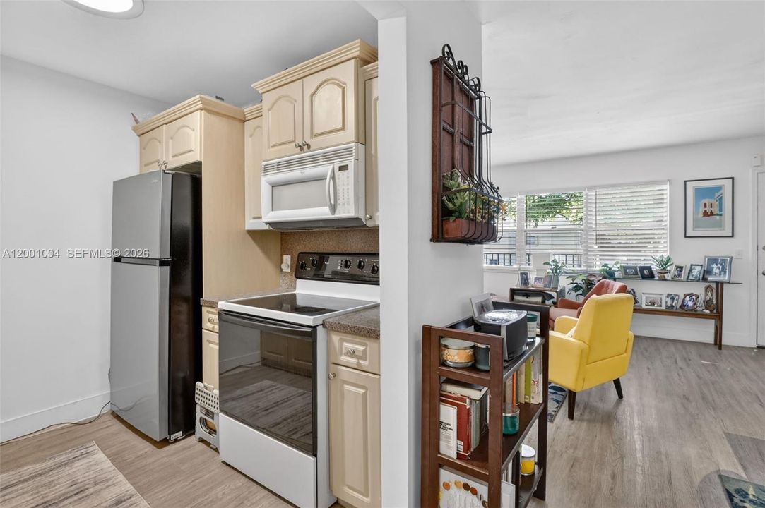 For Sale: $139,000 (1 beds, 1 baths, 811 Square Feet)