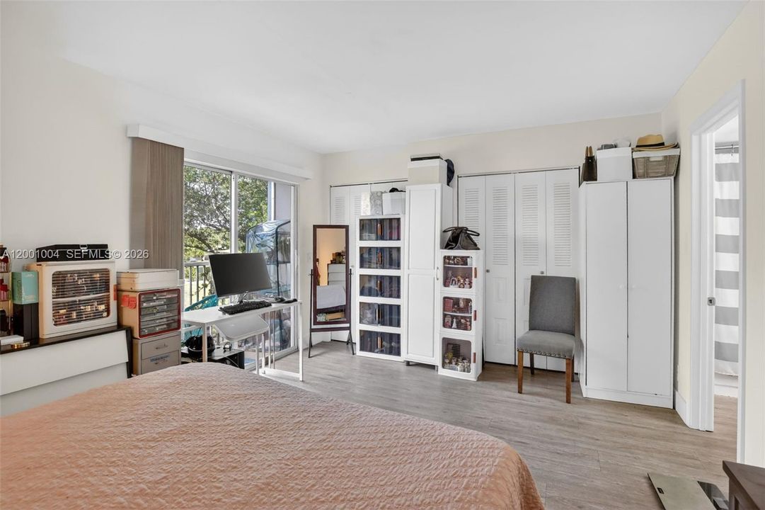 For Sale: $139,000 (1 beds, 1 baths, 811 Square Feet)