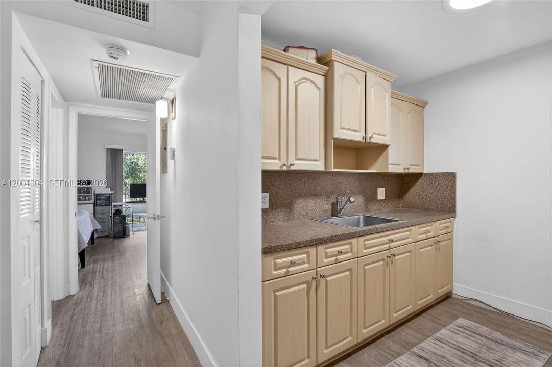 For Sale: $139,000 (1 beds, 1 baths, 811 Square Feet)