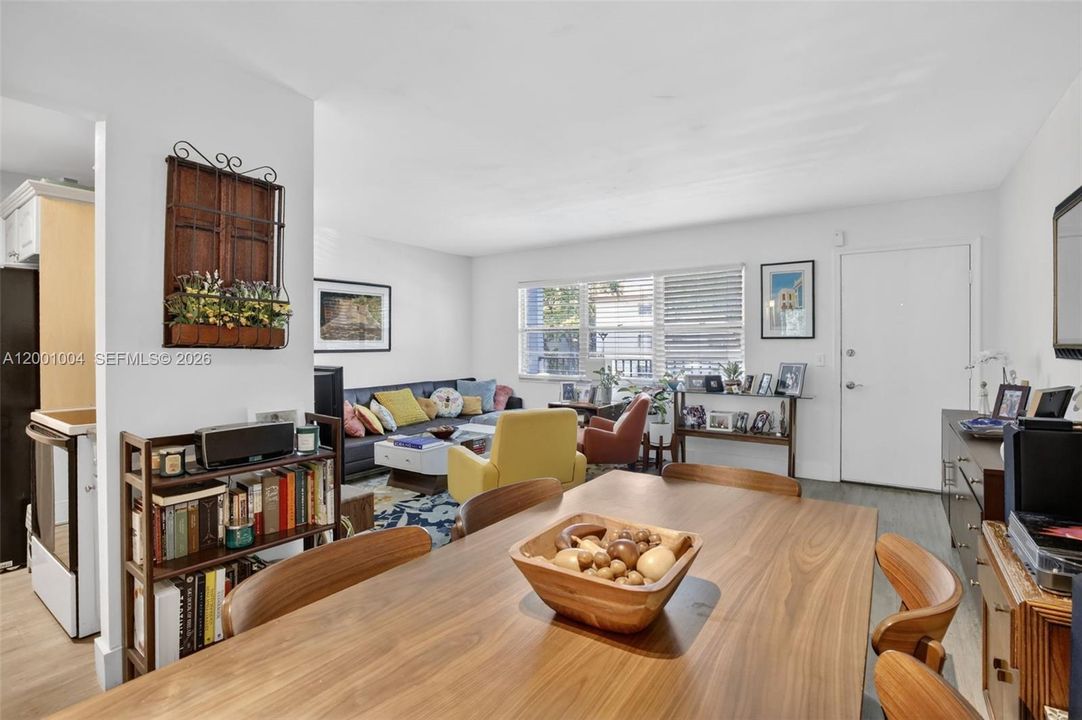 For Sale: $139,000 (1 beds, 1 baths, 811 Square Feet)