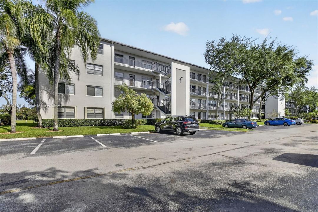 For Sale: $139,000 (1 beds, 1 baths, 811 Square Feet)