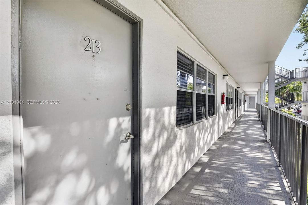 For Sale: $139,000 (1 beds, 1 baths, 811 Square Feet)