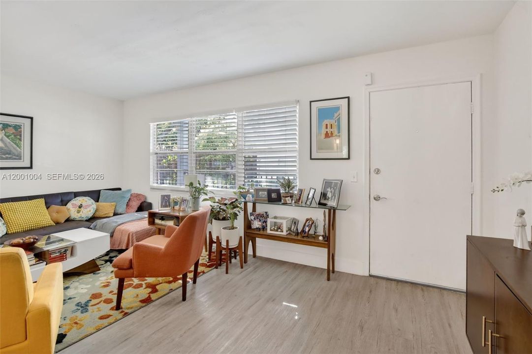 For Sale: $139,000 (1 beds, 1 baths, 811 Square Feet)