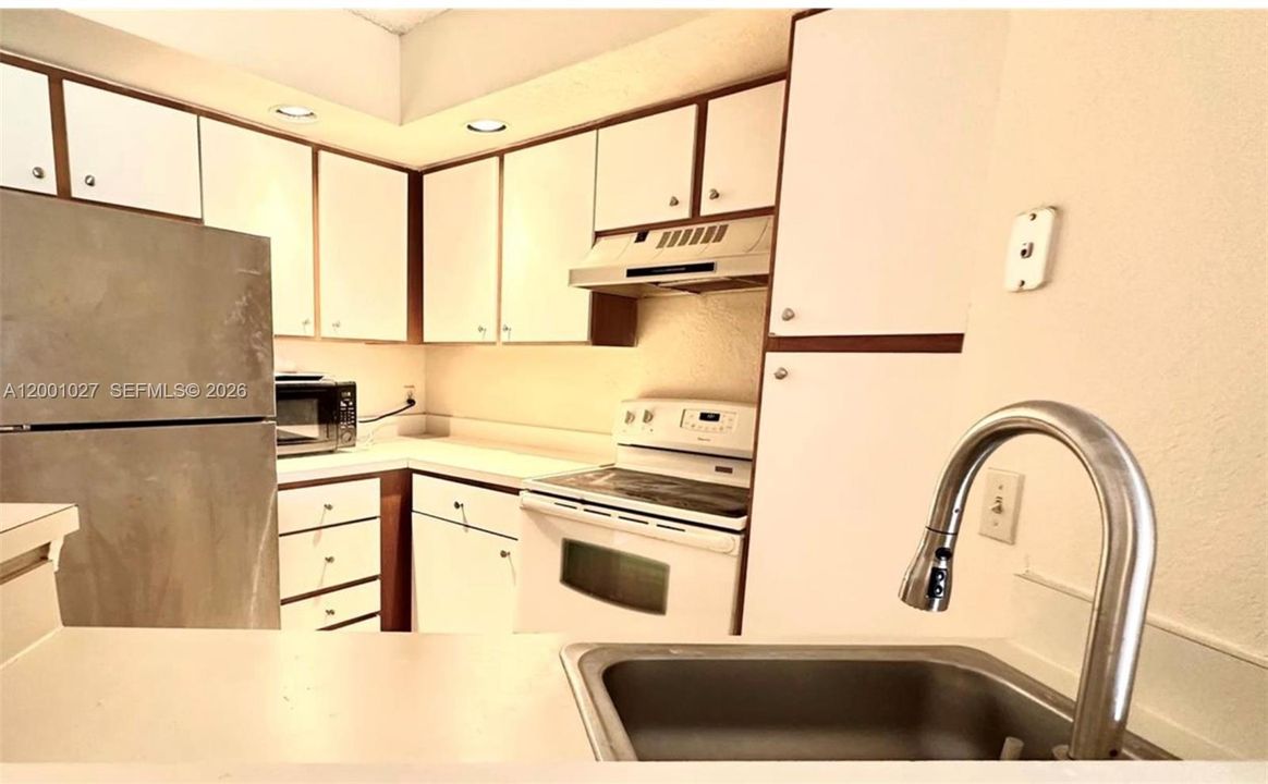 На продажу: $175,000 (1 спален, 1 ванн, 712 Квадратных фут)