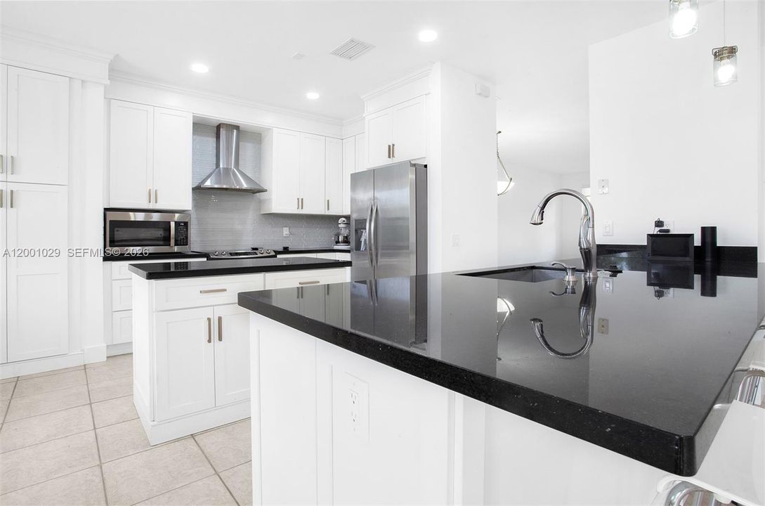 En Venta: $1,170,000 (4 camas, 3 baños, 2536 Pies cuadrados)